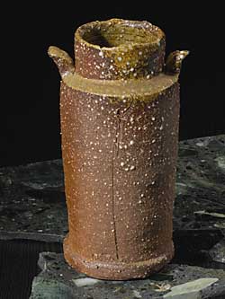 Vase:yakishime-mimitsuki-hanaike